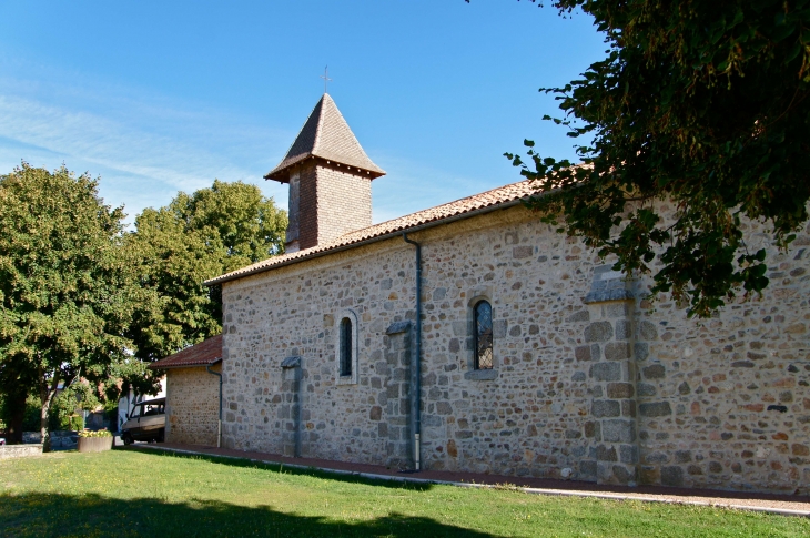 Façade latérale sud de l'église. - Savignac-de-Nontron