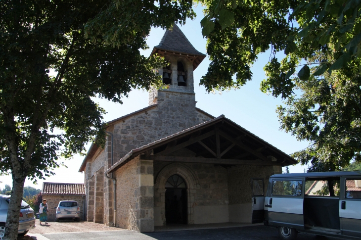 Façade occidentale de l'église. - Savignac-de-Nontron