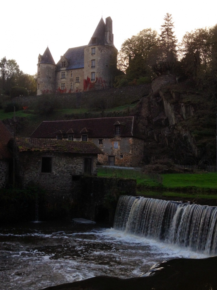 Château de La Forge (IMH) dominant la forge XVIIème. - Savignac-Lédrier