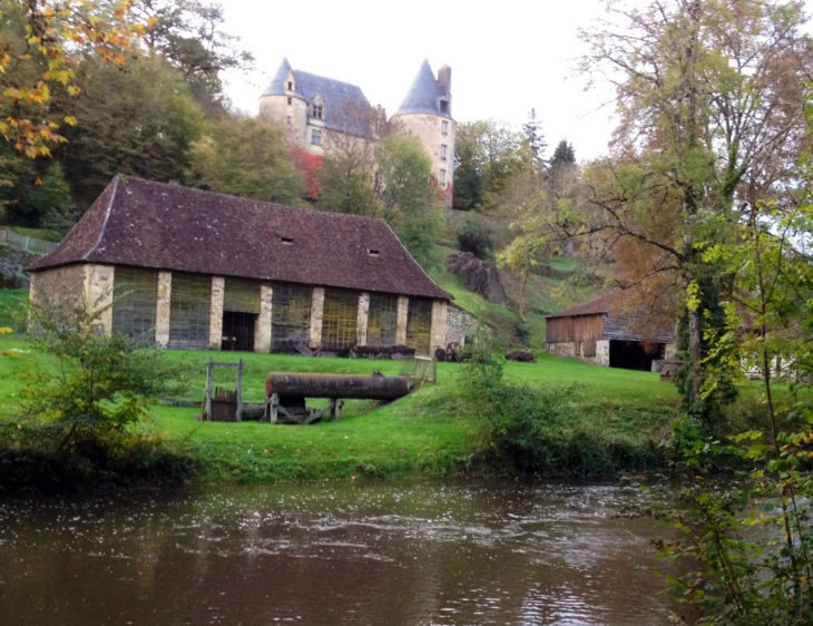 Un des batiments de la forge. - Savignac-Lédrier