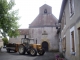 L'église romane et son clocheton mur.