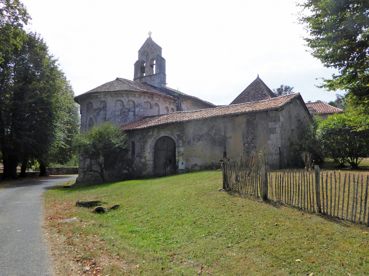 L'église dans le village - Sceau-Saint-Angel