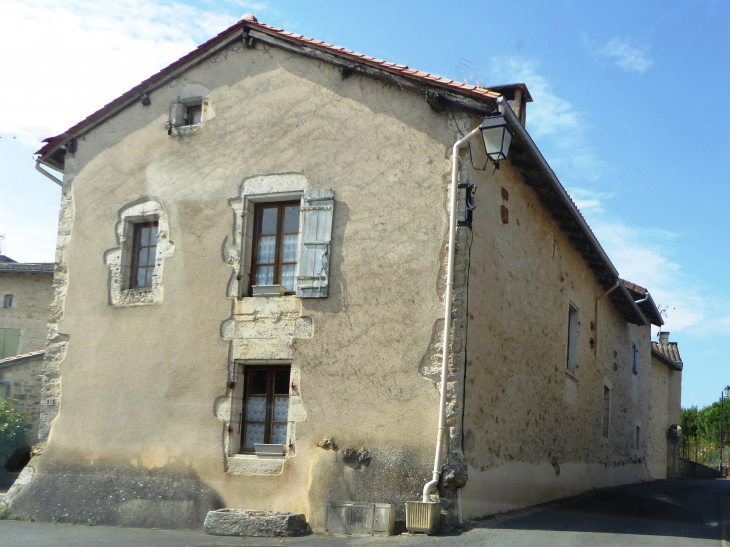 Maison dans le village - Sceau-Saint-Angel