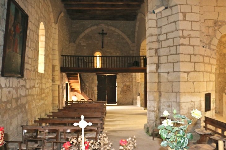 Eglise romane : la nef du choeur vers le portail - Segonzac