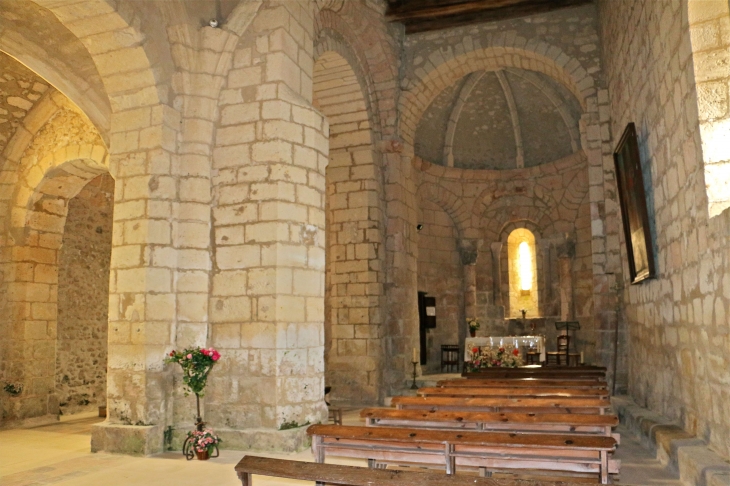 Eglise romane : la nef vers le portail. - Segonzac