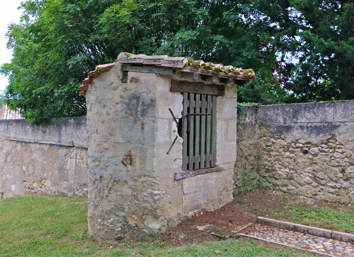 Le puits près de l'église - Segonzac