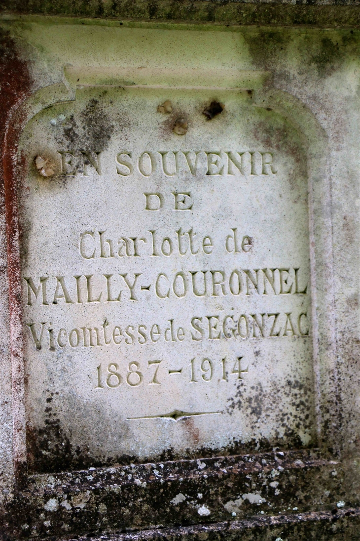 Sur la Croix de sépulture des Vicomte et Vicomtesse de Segonzac.