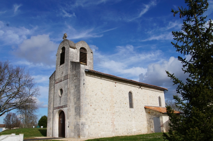 L'église fut rebâtie au XIXe siècle mais en laissant son clocher inachevé. - Servanches