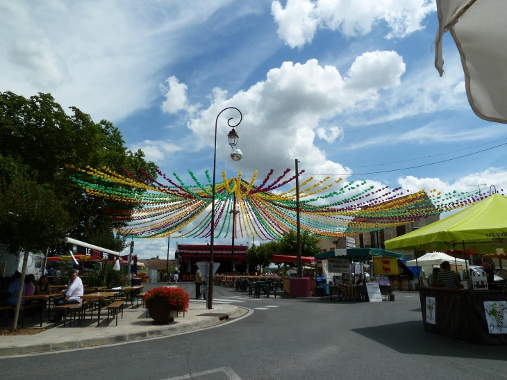 La place du village un jour de Foire aux Vins - Sigoulès