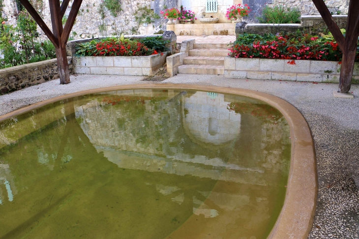 Dans le jardin Fontaines et Lavoir - Siorac-de-Ribérac