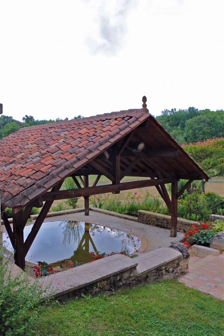 Dans le jardin Fontaines et Lavoir - Siorac-de-Ribérac