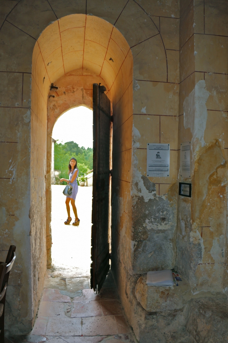 Porte d'entrée sud de style ogival qui a dû être ouverte au XIIe siècle (l'épaisseur du mur à cet endroit 1,70 mètres) - Siorac-de-Ribérac