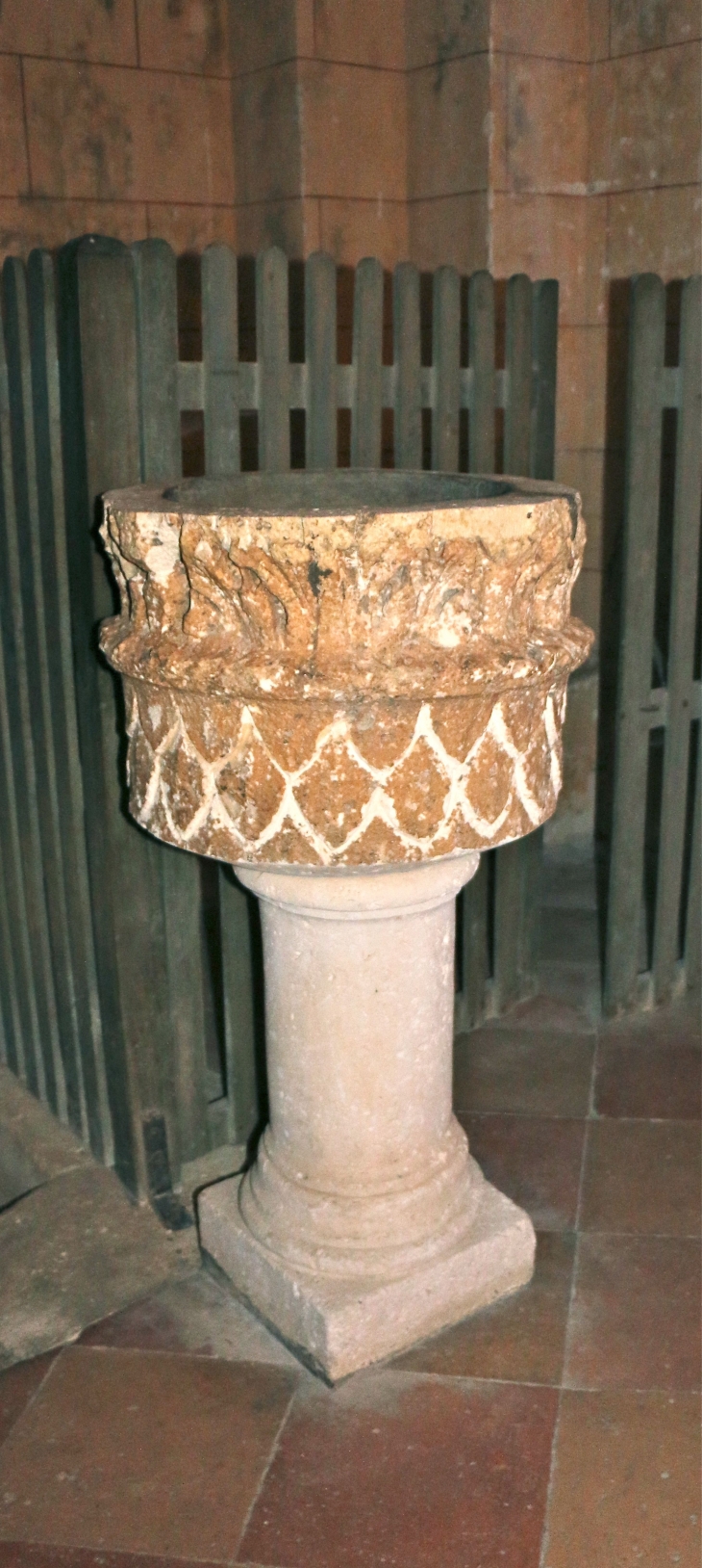 Le bénitier en pierre, taillé dans un chapiteau gallo-romain. - Siorac-de-Ribérac