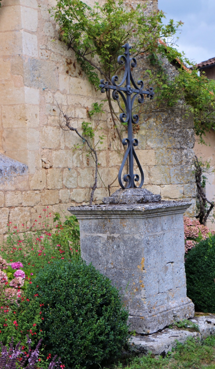 La Croix près du chevet de l'église Saint Pierre ès Liens - Siorac-de-Ribérac