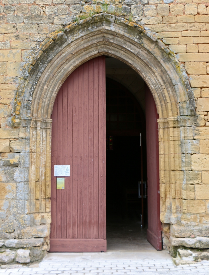 Le portail de l'église Saint Pierre. - Siorac-en-Périgord