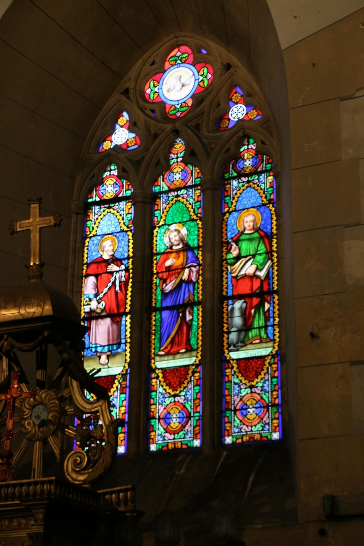 Vitrail du choeur de l'église Saint Pierre. - Siorac-en-Périgord