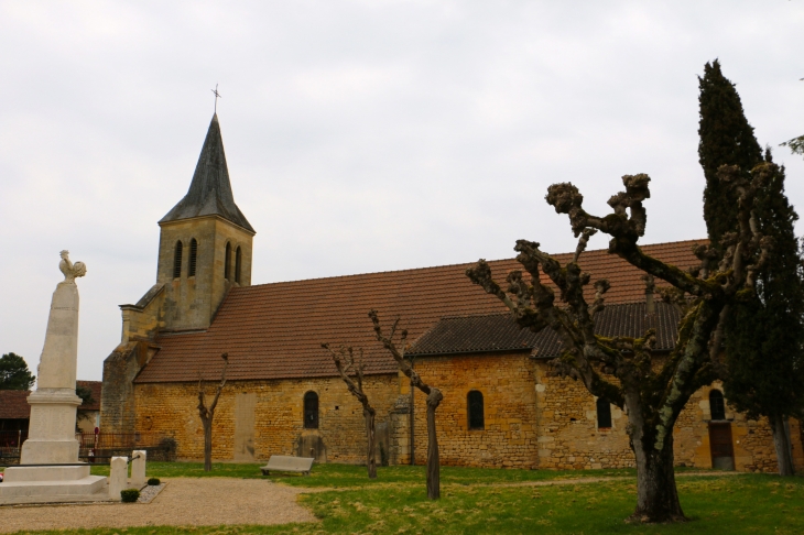 Façade sud de l'église Saint Pierre. - Siorac-en-Périgord