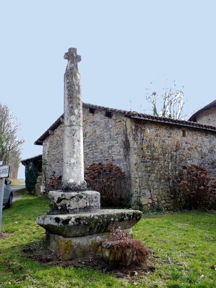 Croix-aupres-de-l-eglise-saint-julien - Soudat