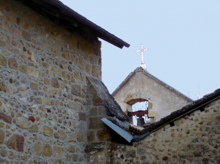 Clocher-mur de l'église Saint-julien. - Soudat