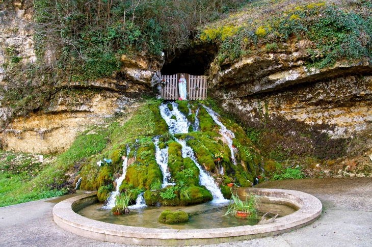 La fontaine pétrifiante. - Sourzac