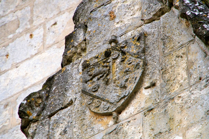 Détail : Blason sculté sur un pilier de l'église. - Sourzac