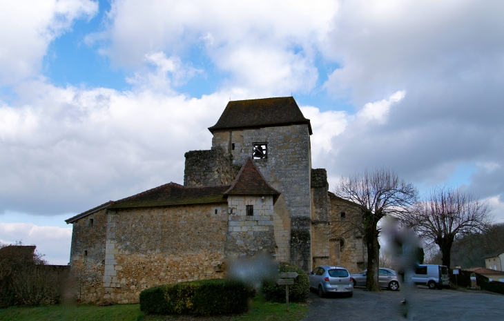 Vue de la façade Ouest de l'église Saint-Pierre et Saint-Paul. - Sourzac