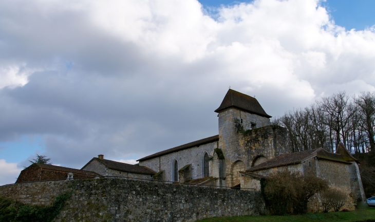 Vue de la façade latérale nord de l'église Saint-Pierre et Saint-Paul. - Sourzac