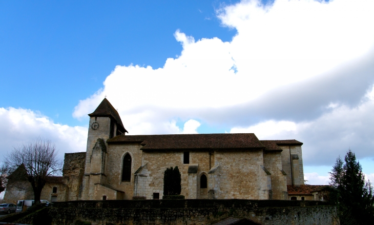 Vue de la façade latérale Sud de l'église Saint-Pierre et Saint-Paul. - Sourzac