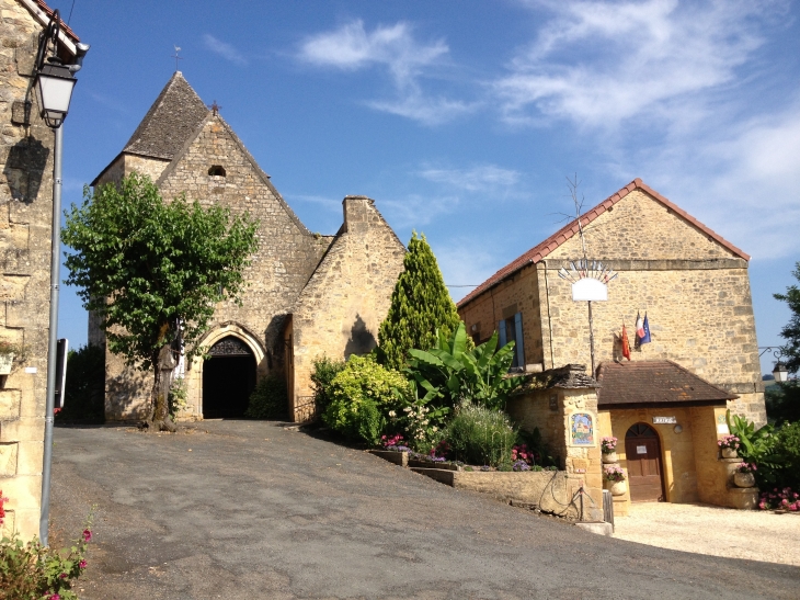 L'église XIIème et la mairie. - Tamniès