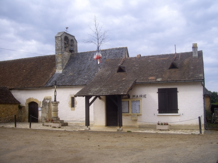 L'église 14ème et son clocher mur et la mairie attenante. - Temple-Laguyon