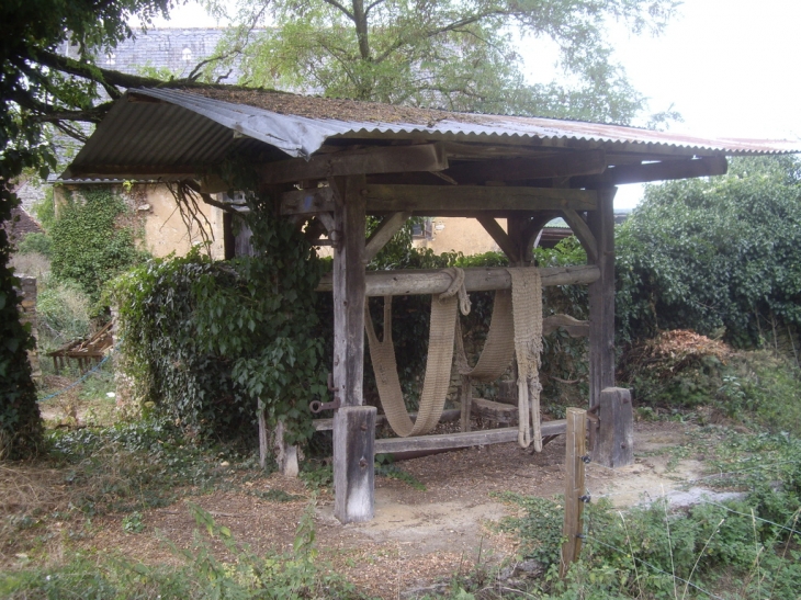 Travail équipé pour ferrer ou soigner les chevaux  et les bovidés. - Temple-Laguyon