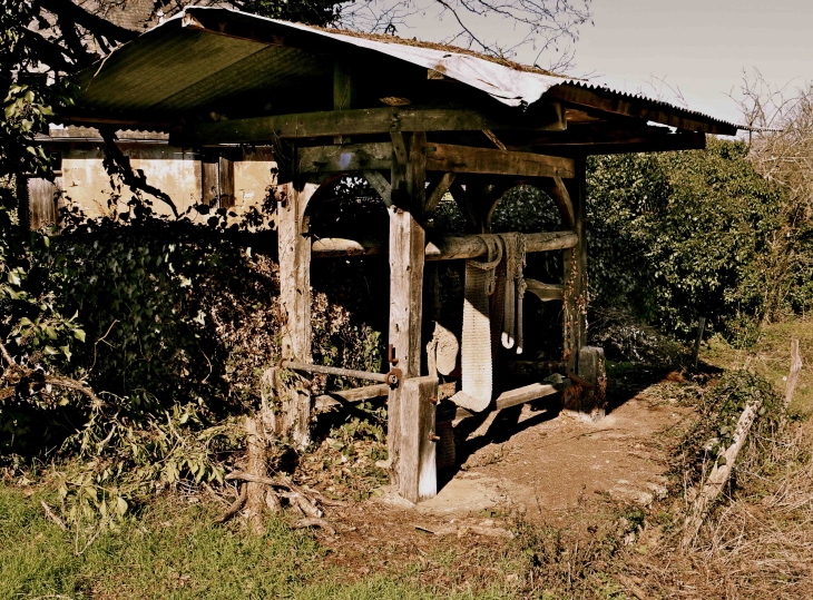 Métier à ferrer du village - Temple-Laguyon