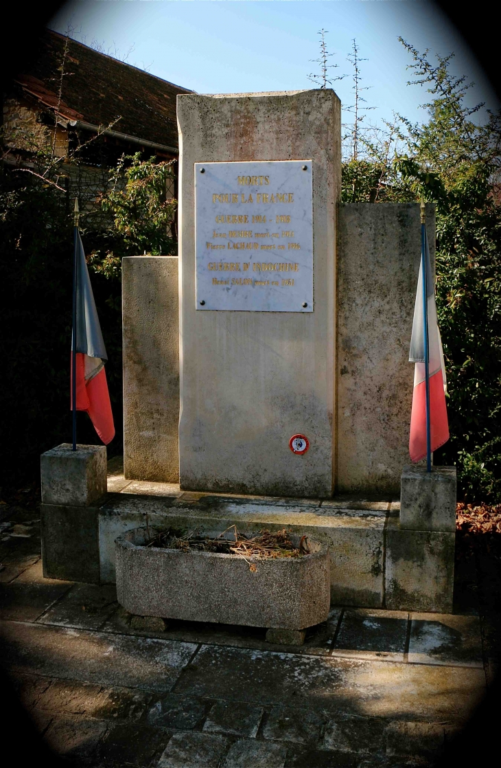 Le Monument aux Morts - Temple-Laguyon