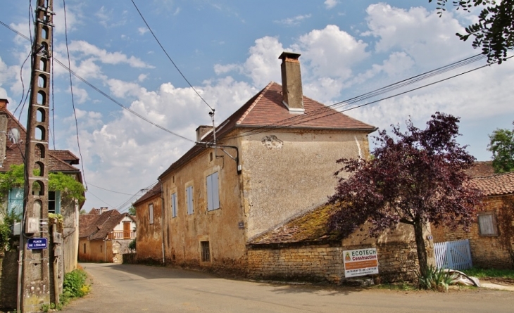 Le Village - Temple-Laguyon