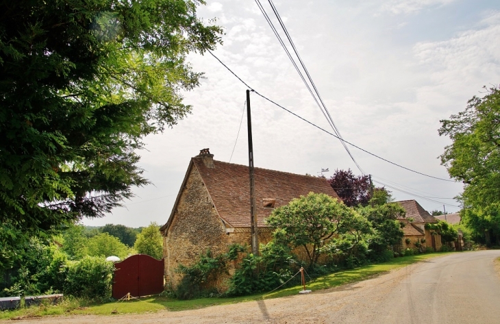 Le Village - Temple-Laguyon