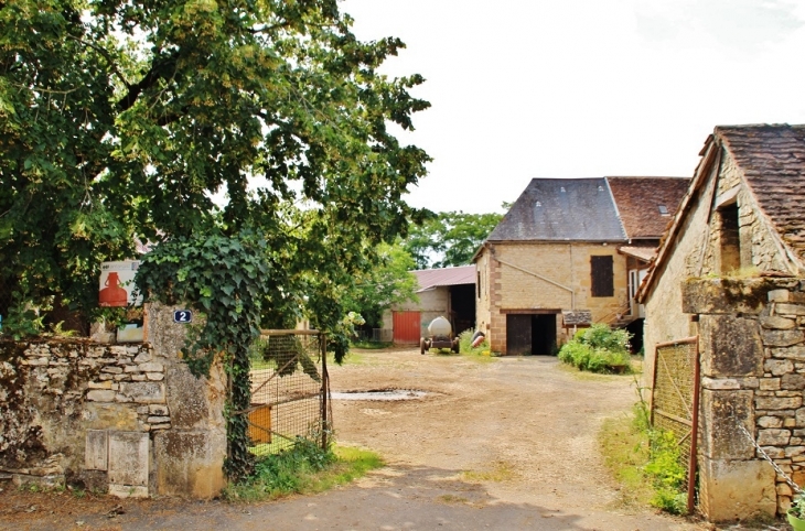 Le Village - Temple-Laguyon