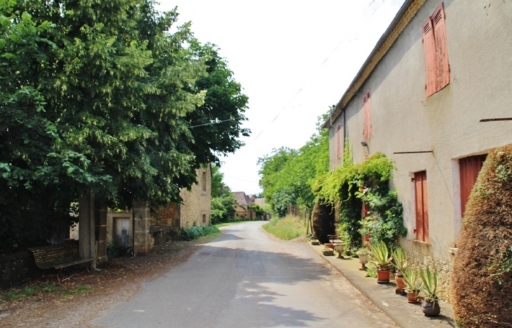 Le Village - Temple-Laguyon