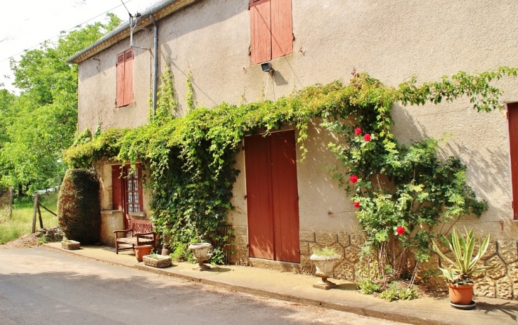 Le Village - Temple-Laguyon