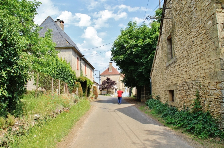 Le Village - Temple-Laguyon