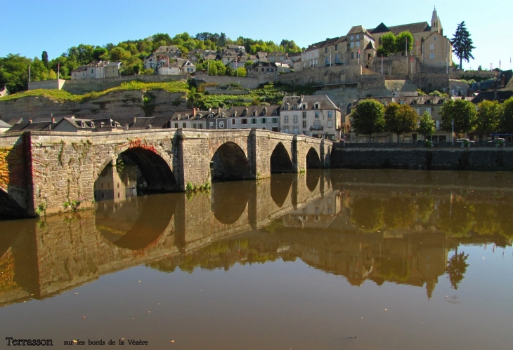 Le vieux pont enjambant la Vézère - Terrasson-Lavilledieu