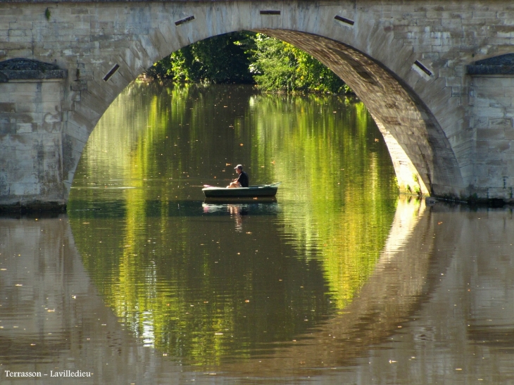 Un pêcheur sur la Vézère - Terrasson-Lavilledieu