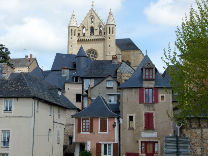 L'eglise et ses vieux toits - Terrasson-Lavilledieu