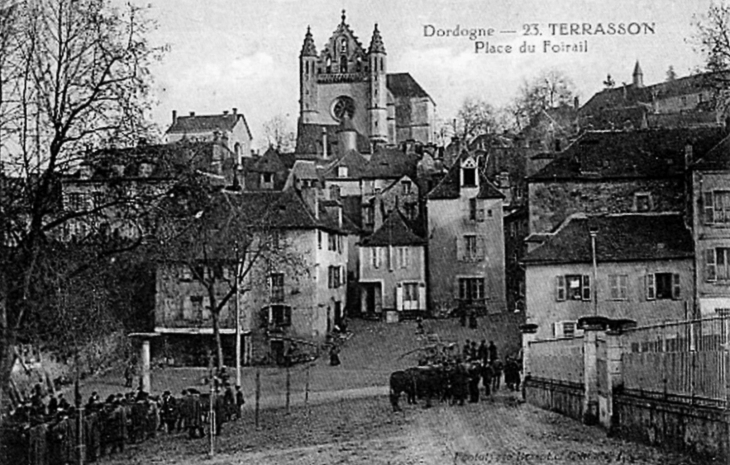 Place du Foirail, début XXe siècle (carte postale ancienne). - Terrasson-Lavilledieu