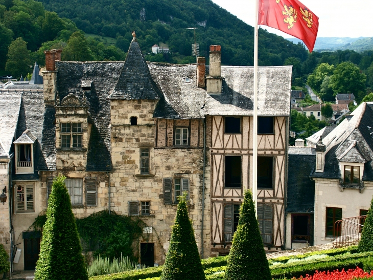 La ville ancienne avec sa maison Bouquier du XVe et XVIe siècles. - Terrasson-Lavilledieu