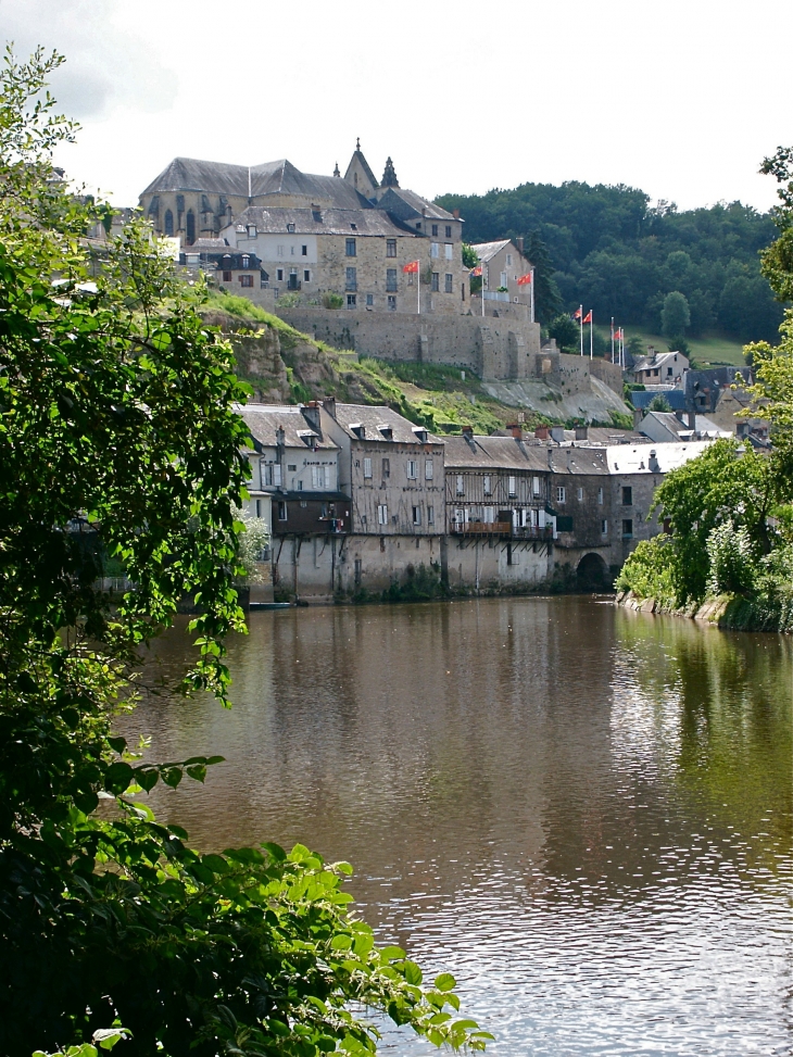 Depuis la Vézère,vue sur la vieille ville. - Terrasson-Lavilledieu