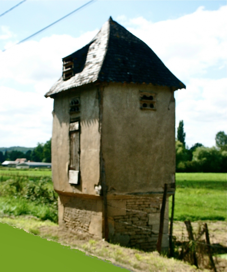 Aux alentours. Vieux pigeonnier. - Terrasson-Lavilledieu