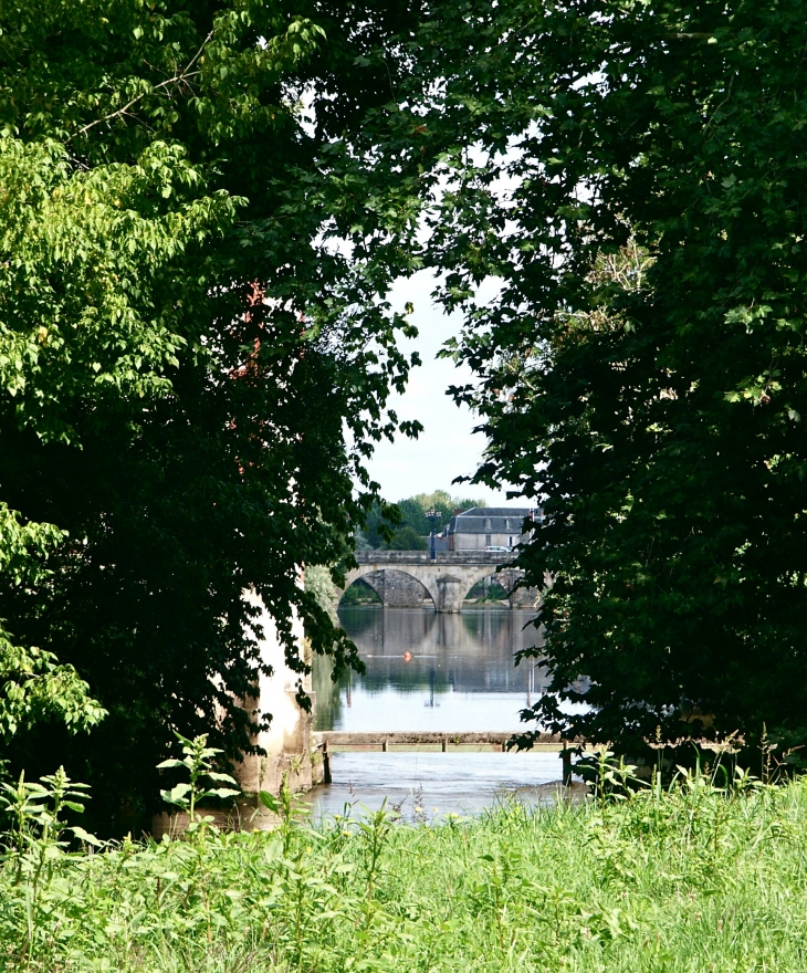 Vue sur la Vézère et le Pont de Terrasson. - Terrasson-Lavilledieu