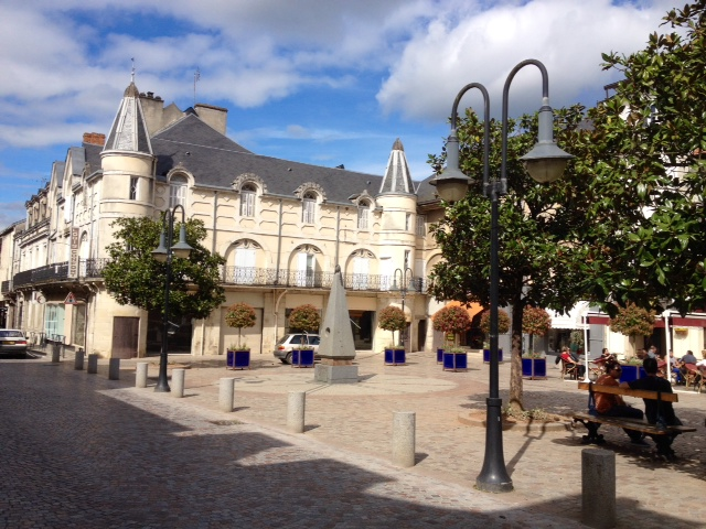 Une place de Terrasson sur la rive droite de la Vézère. - Terrasson-Lavilledieu