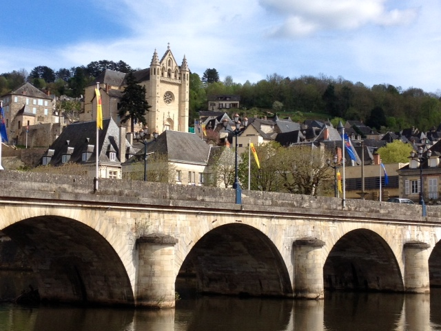 Le pont sur la Vézère et la ville haute. - Terrasson-Lavilledieu