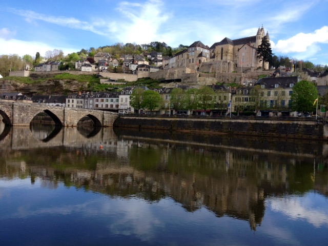 Le vieux pont sur la vézère XIIème. - Terrasson-Lavilledieu